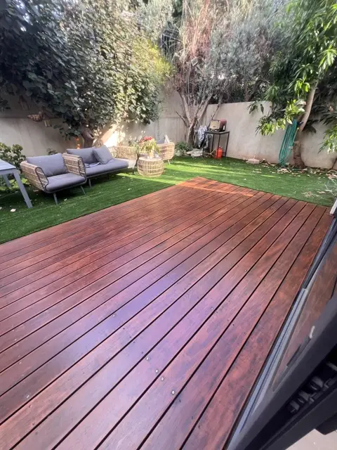 דק חצר במרקם מהגוני